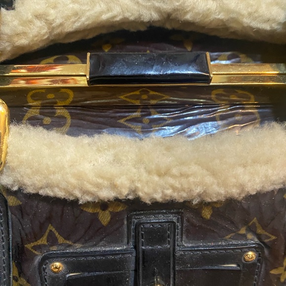 LOUIS VUITTON Patent Monogram Shearling Sac Thunder - Picture 2 of 15